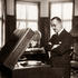 Thomas Mann amb un gramòfon